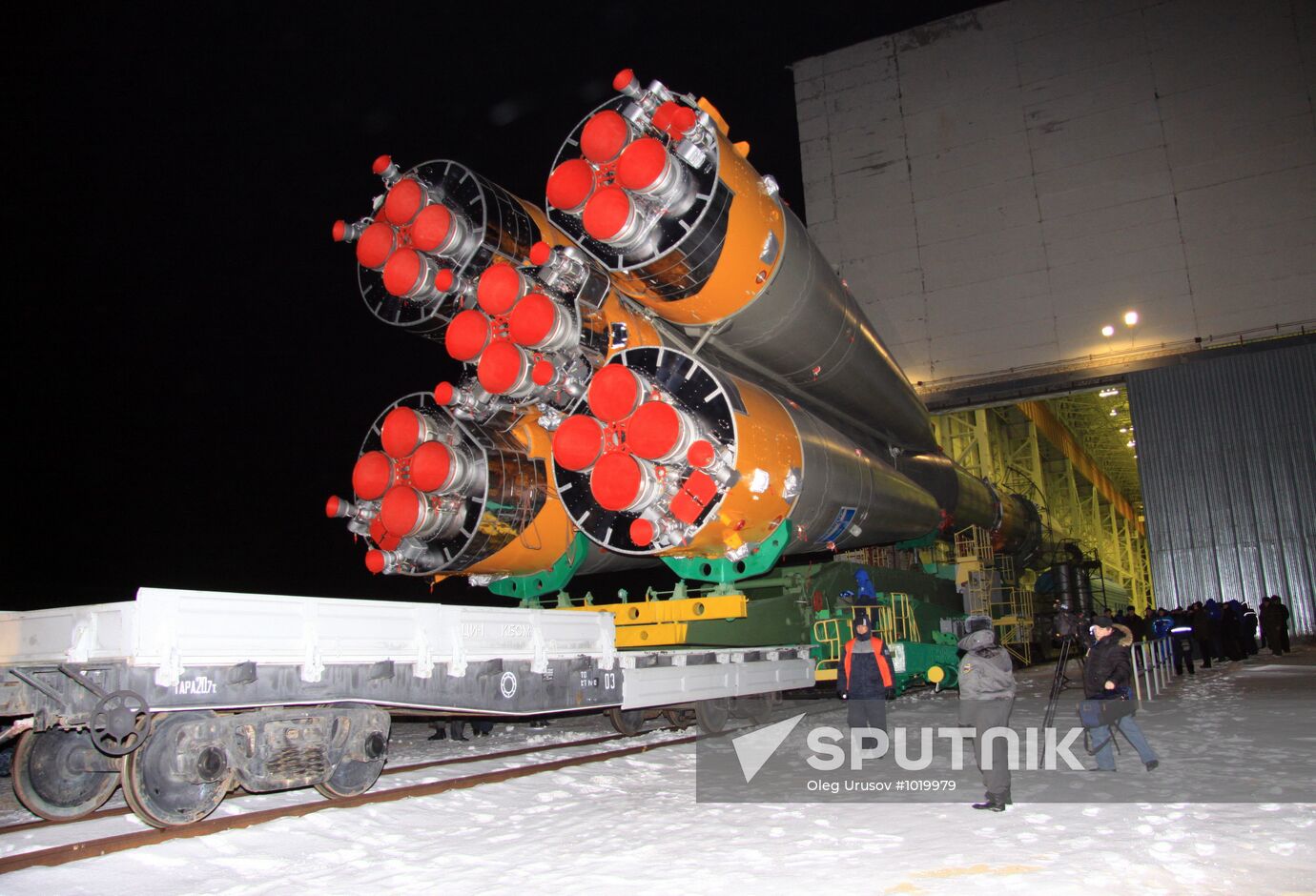 Soyuz-U missile, Progress M-14M spaceship carried to launchpad