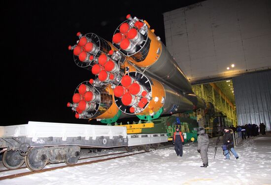 Soyuz-U missile, Progress M-14M spaceship carried to launchpad