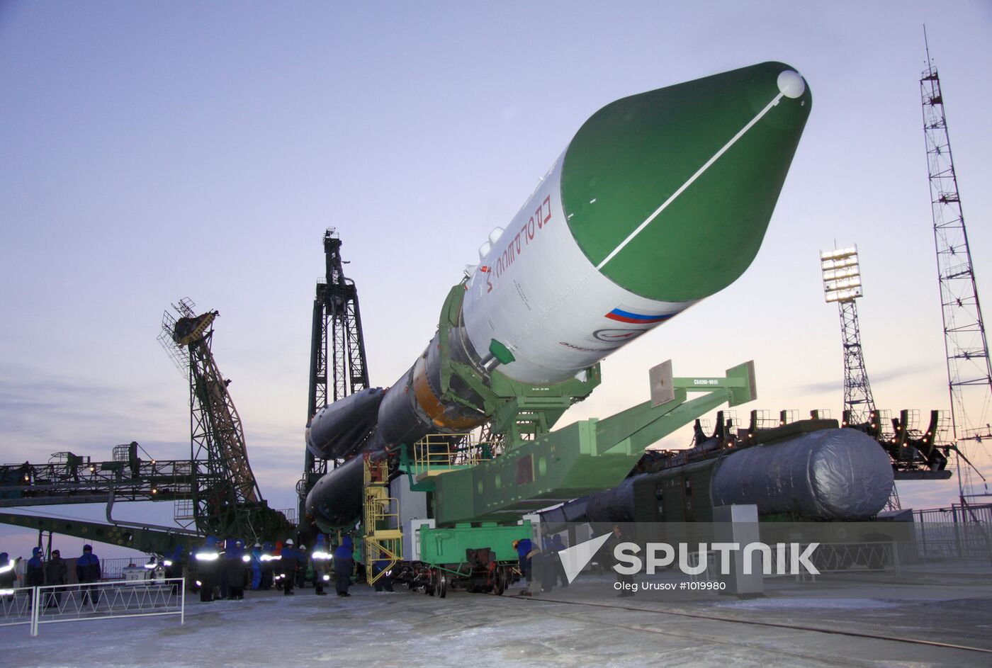 Soyuz-U missile, Progress M-14M spaceship carried to launchpad