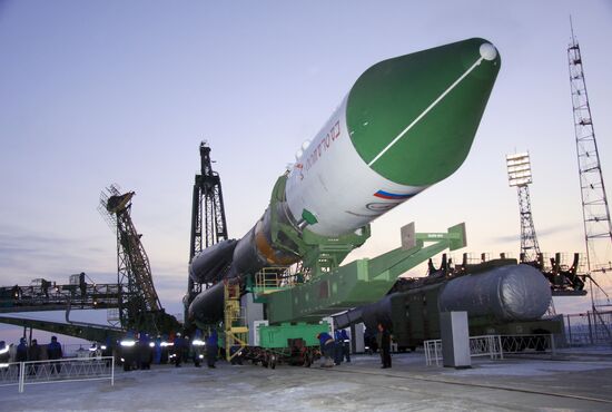Soyuz-U missile, Progress M-14M spaceship carried to launchpad