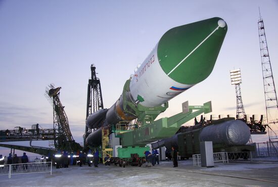 Soyuz-U missile, Progress M-14M spaceship carried to launchpad