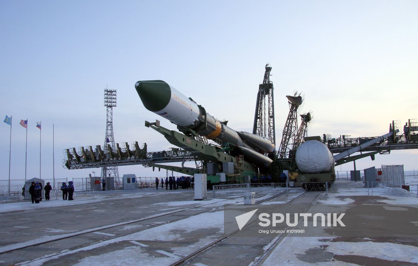 Soyuz-U missile, Progress M-14M spaceship carried to launchpad