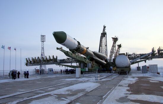 Soyuz-U missile, Progress M-14M spaceship carried to launchpad