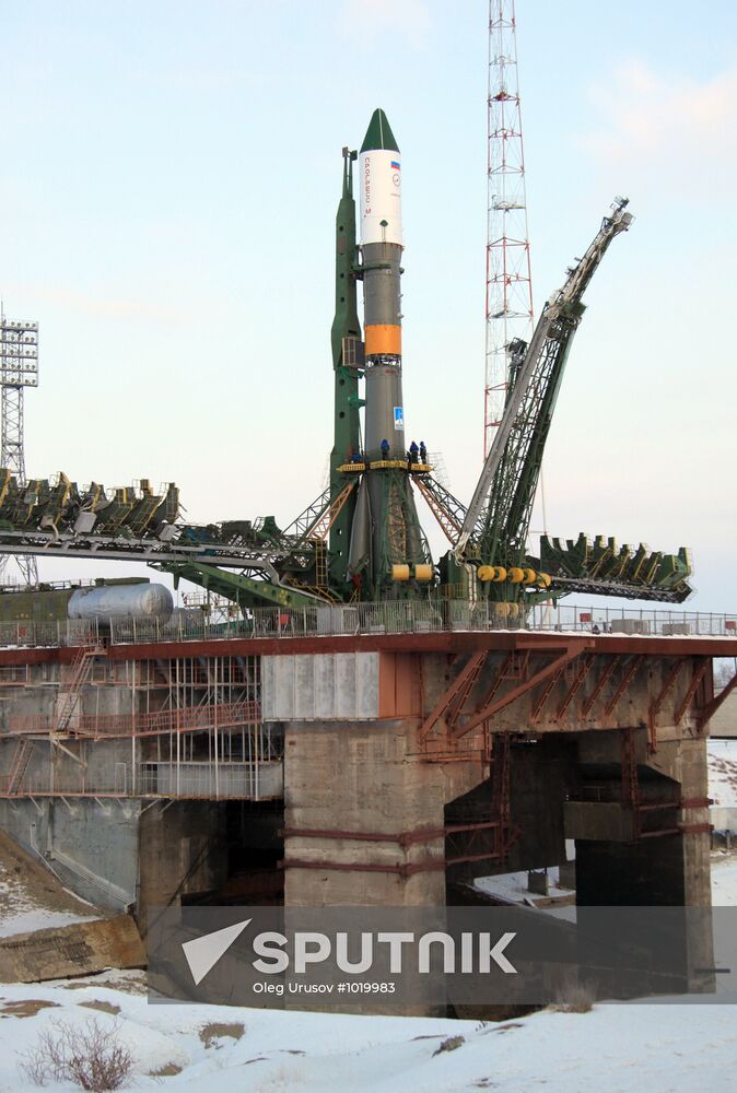 Soyuz-U missile, Progress M-14M spaceship carried to launchpad