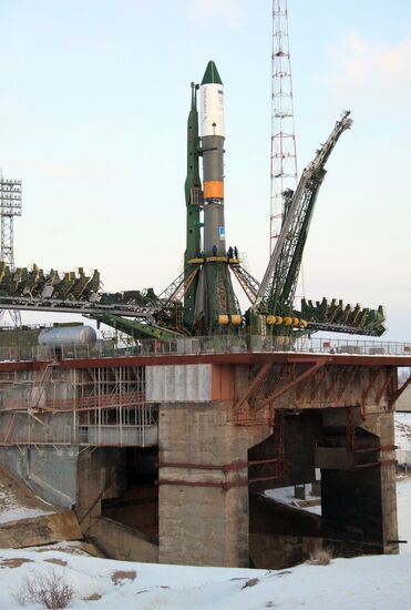 Soyuz-U missile, Progress M-14M spaceship carried to launchpad