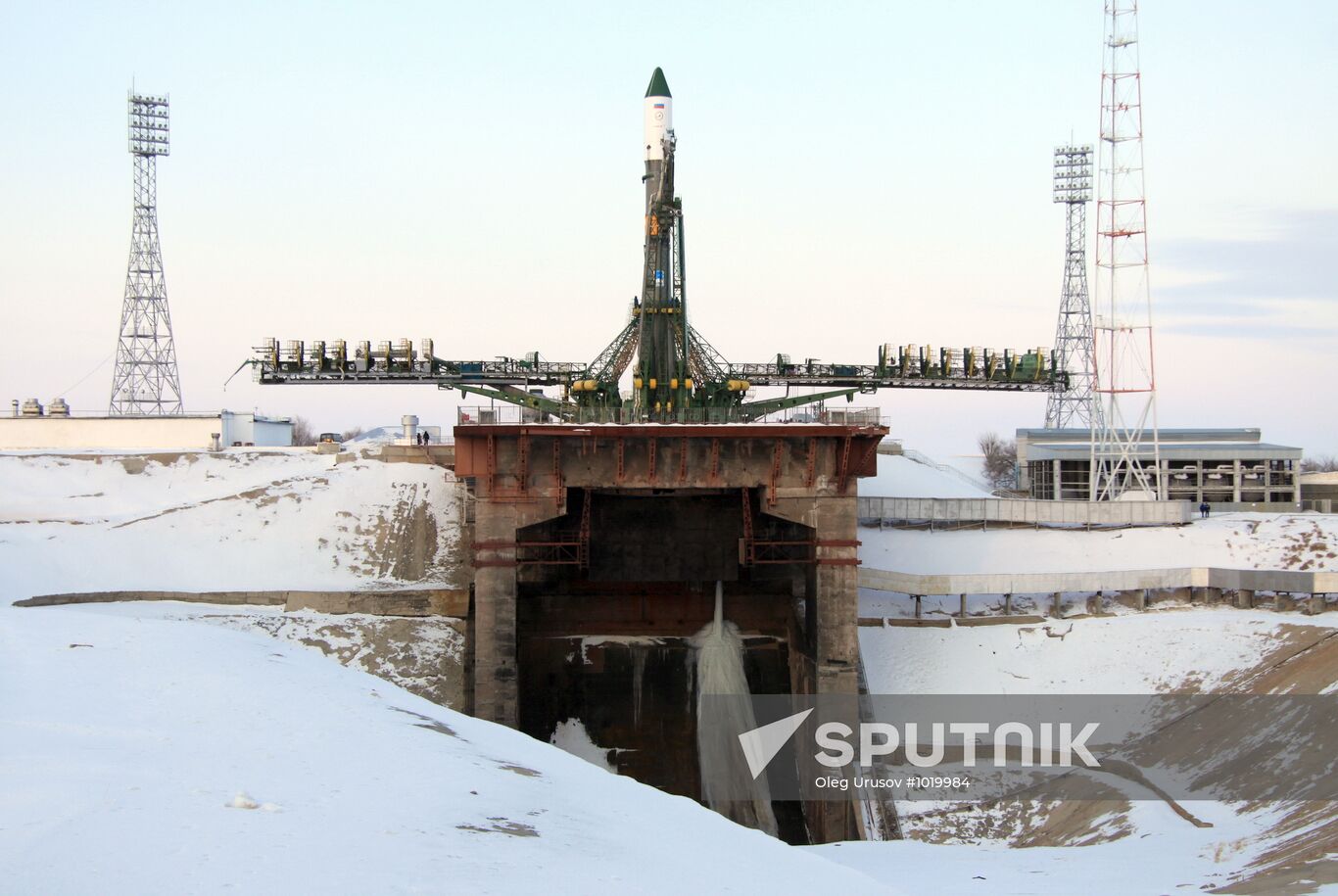 Soyuz-U missile, Progress M-14M spaceship carried to launchpad