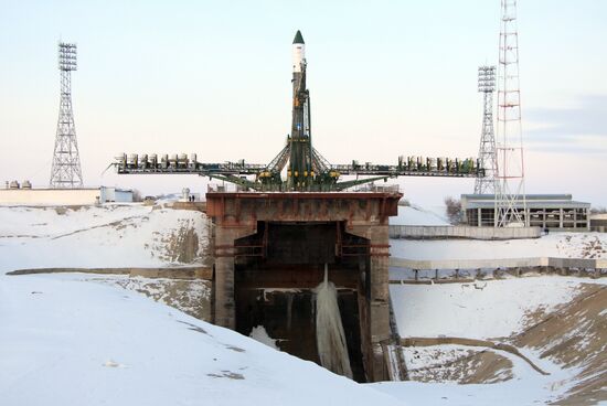 Soyuz-U missile, Progress M-14M spaceship carried to launchpad