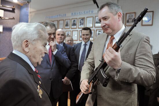 Dmitry Rogozin conducts small arms meeting at Izhmash