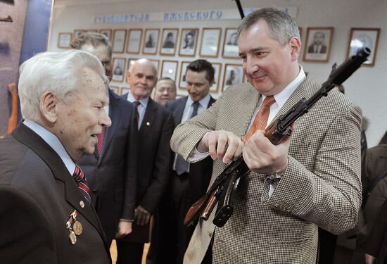Dmitry Rogozin conducts small arms meeting at Izhmash