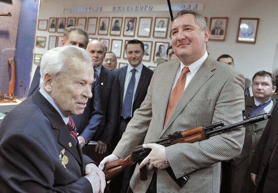 Dmitry Rogozin conducts small arms meeting at Izhmash