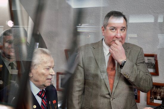 Dmitry Rogozin conducts small arms meeting at Izhmash