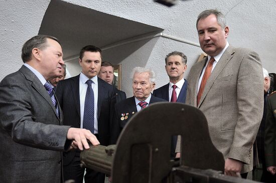 Dmitry Rogozin conducts small arms meeting at Izhmash