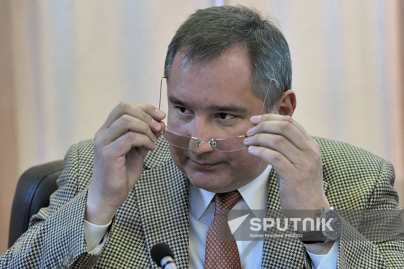 Dmitry Rogozin conducts small arms meeting at Izhmash