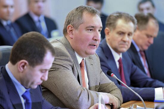 Dmitry Rogozin conducts small arms meeting at Izhmash