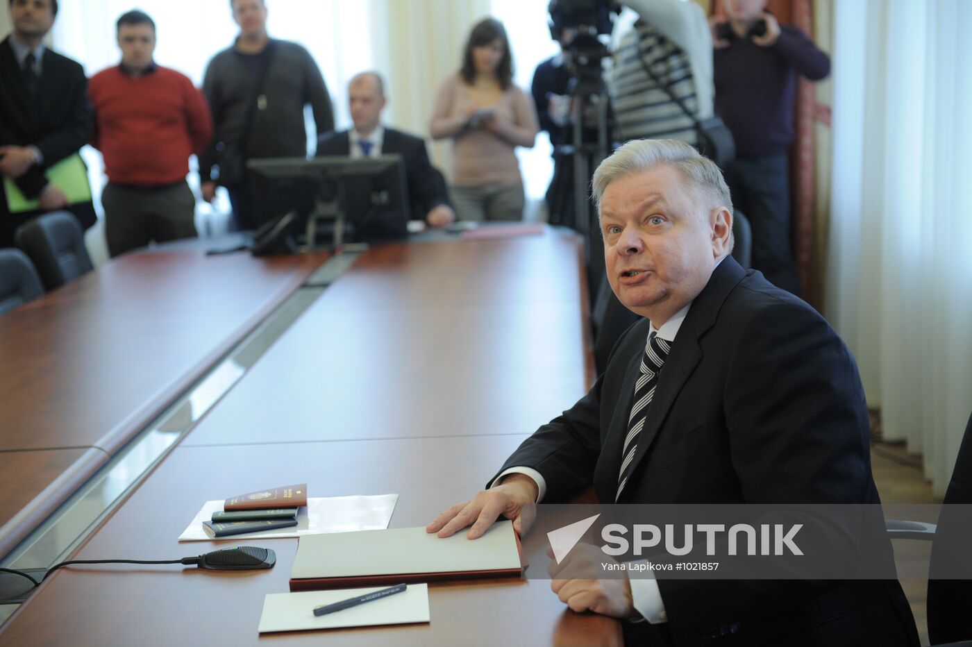 Vladimir Putin visits Federal Migration Service