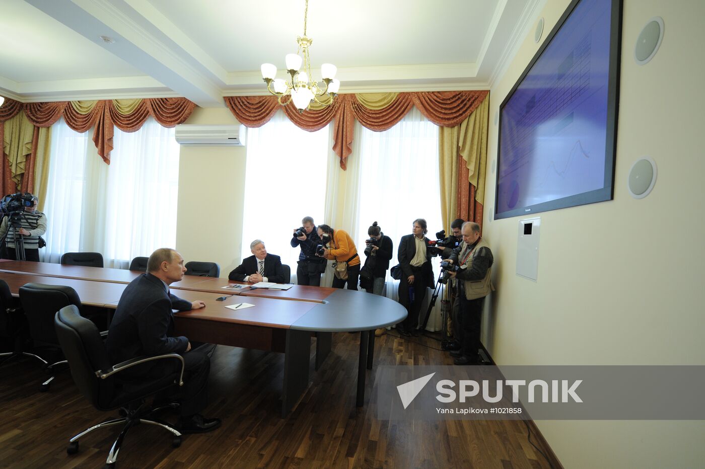 Vladimir Putin visits Federal Migration Service