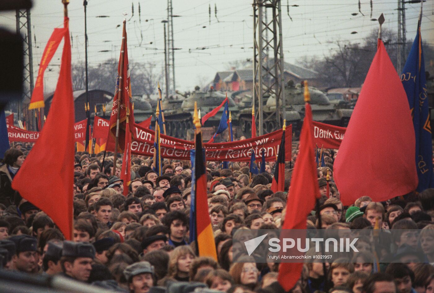 Soviet troops withdraw from GDR