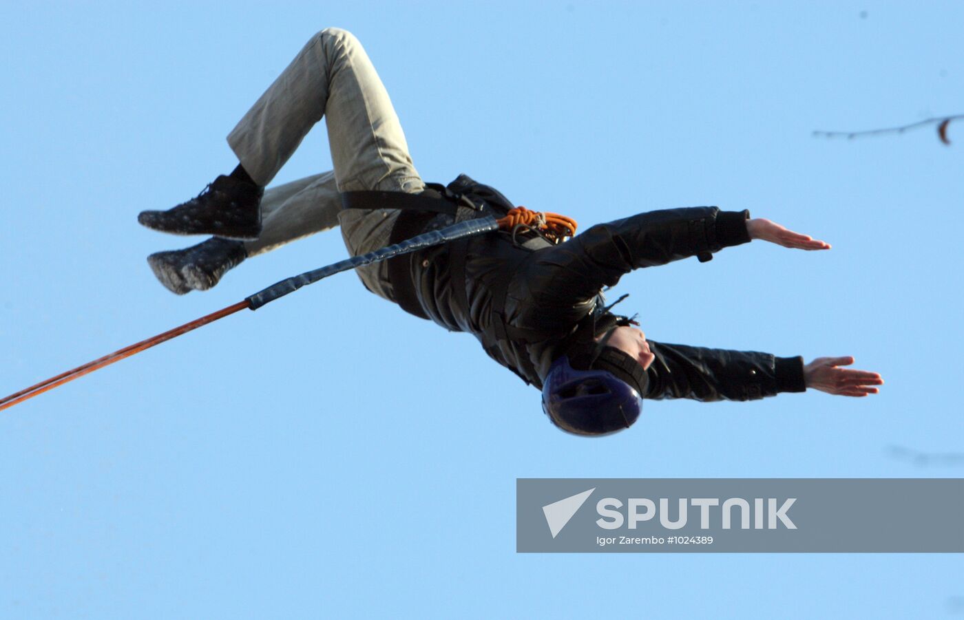 Rope jumping from Chyortov Bridge in Kaliningrad