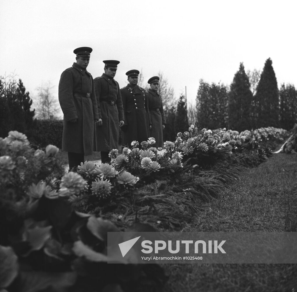 Laying wreaths on Soviet soldiers' tombs