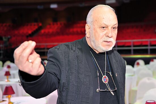 Lev Leshchenko performs anniversary concert