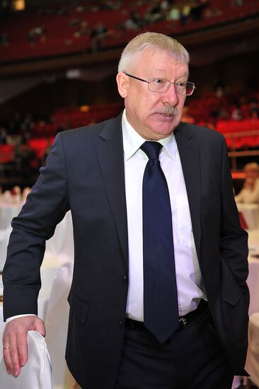 Lev Leshchenko performs anniversary concert