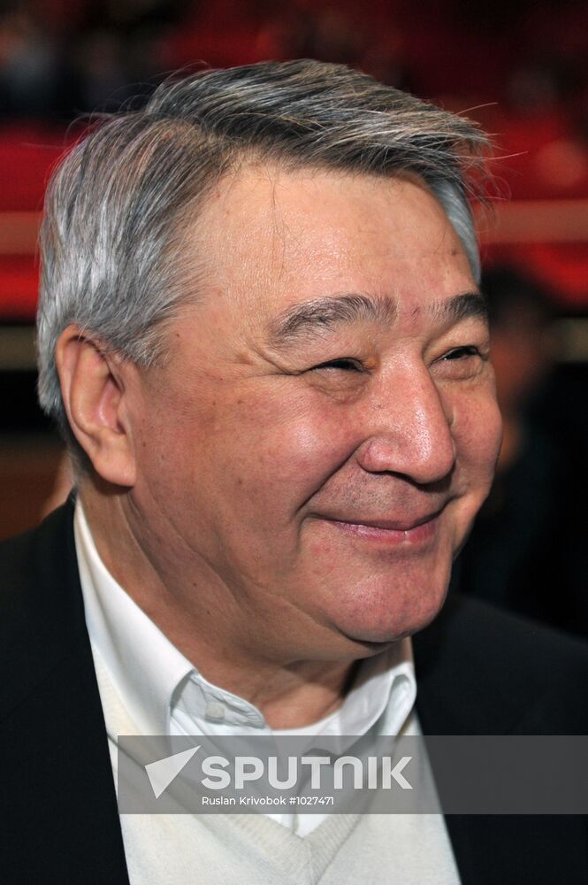 Lev Leshchenko performs anniversary concert