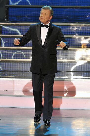 Lev Leshchenko performs anniversary concert