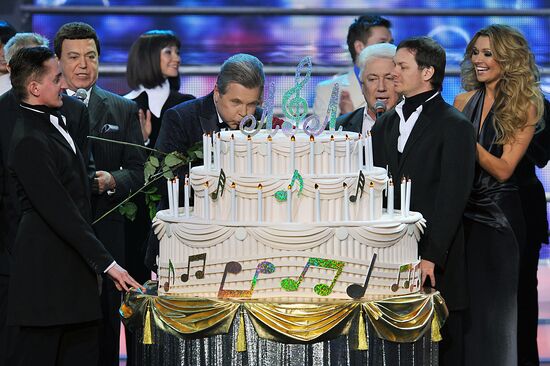 Lev Leshchenko performs anniversary concert