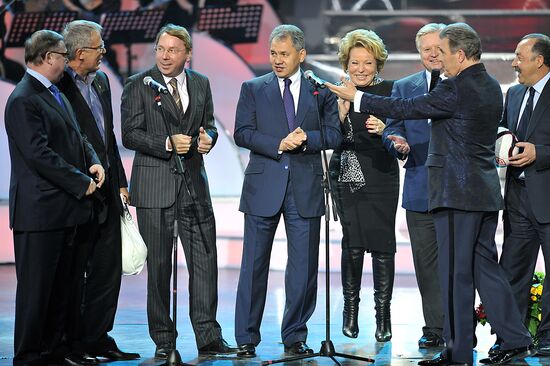 Lev Leshchenko performs anniversary concert