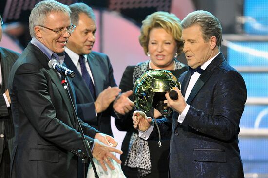 Lev Leshchenko performs anniversary concert