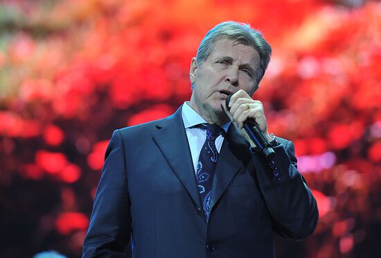 Lev Leshchenko performs anniversary concert