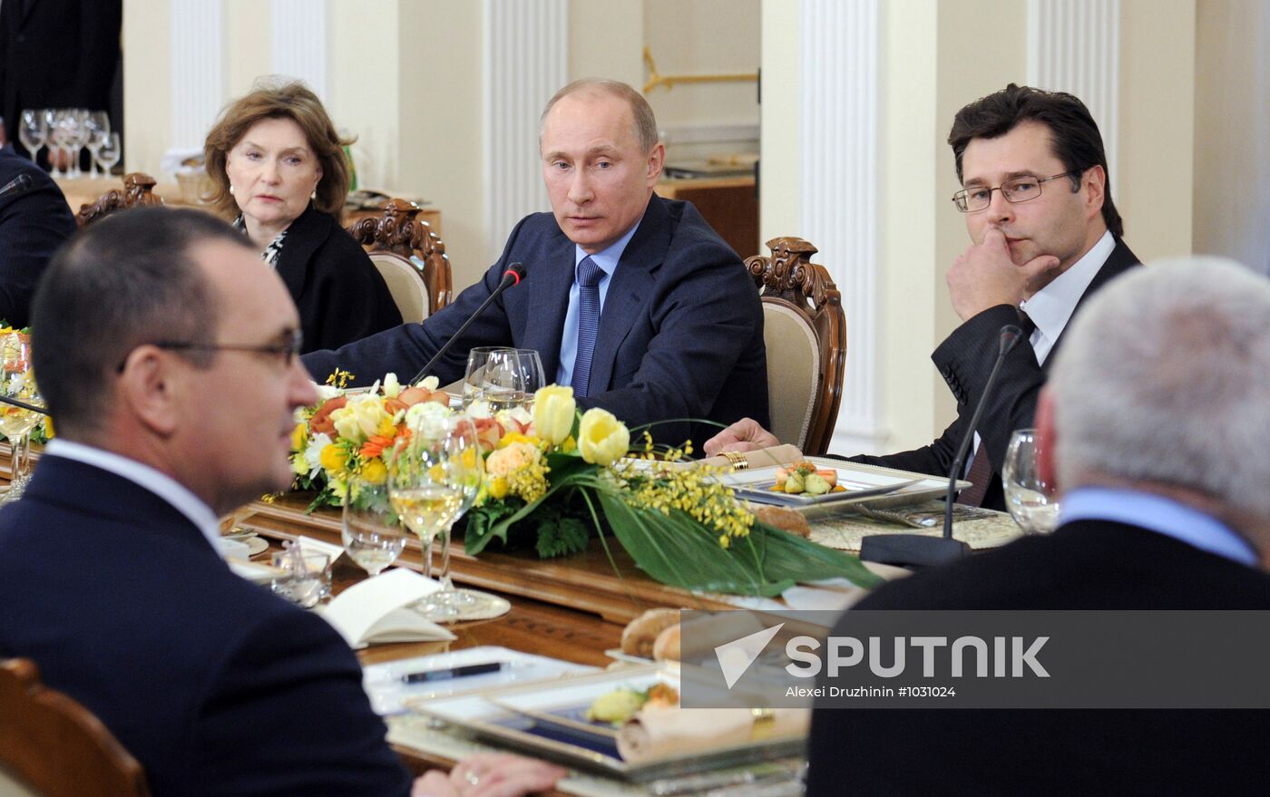 Vladimir Putin meets with political analysts at Novo-Ogaryovo