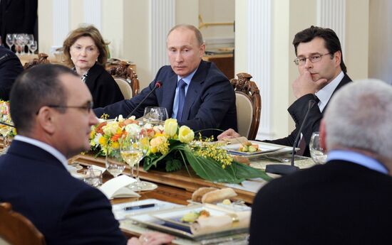 Vladimir Putin meets with political analysts at Novo-Ogaryovo
