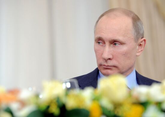 Vladimir Putin meets with political analysts at Novo-Ogaryovo