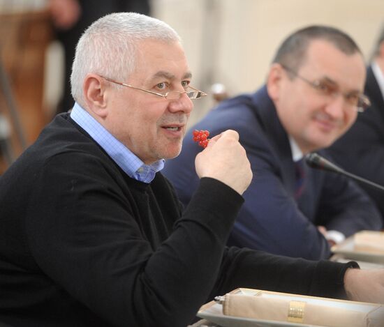 Vladimir Putin meets with political analysts at Novo-Ogaryovo