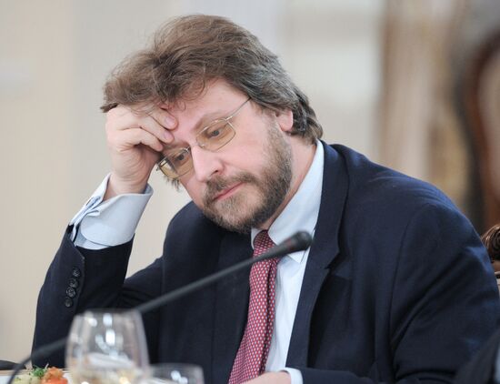 Vladimir Putin meets with political analysts at Novo-Ogaryovo