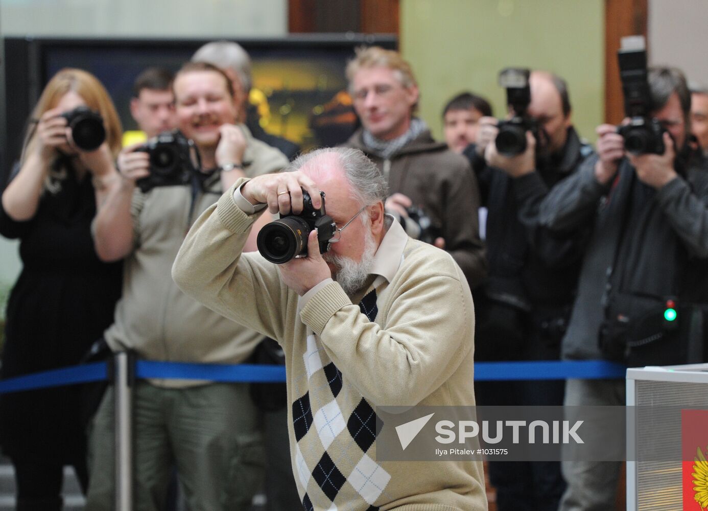 Electoral Board head meets mainstream media photographers