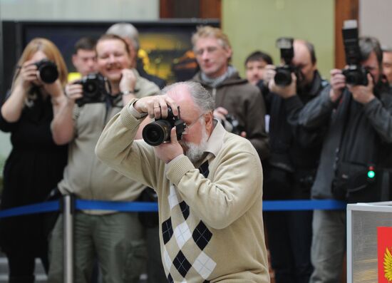 Electoral Board head meets mainstream media photographers