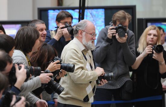 Electoral Board head meets mainstream media photographers