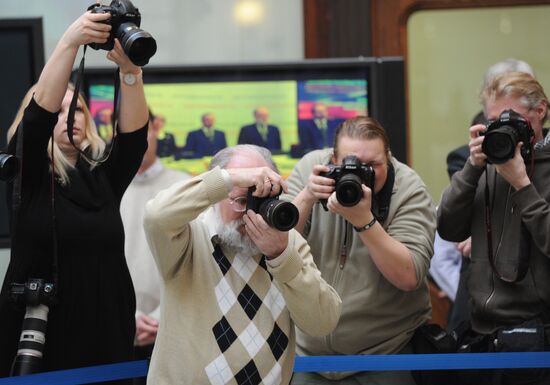 Electoral Board head meets mainstream media photographers