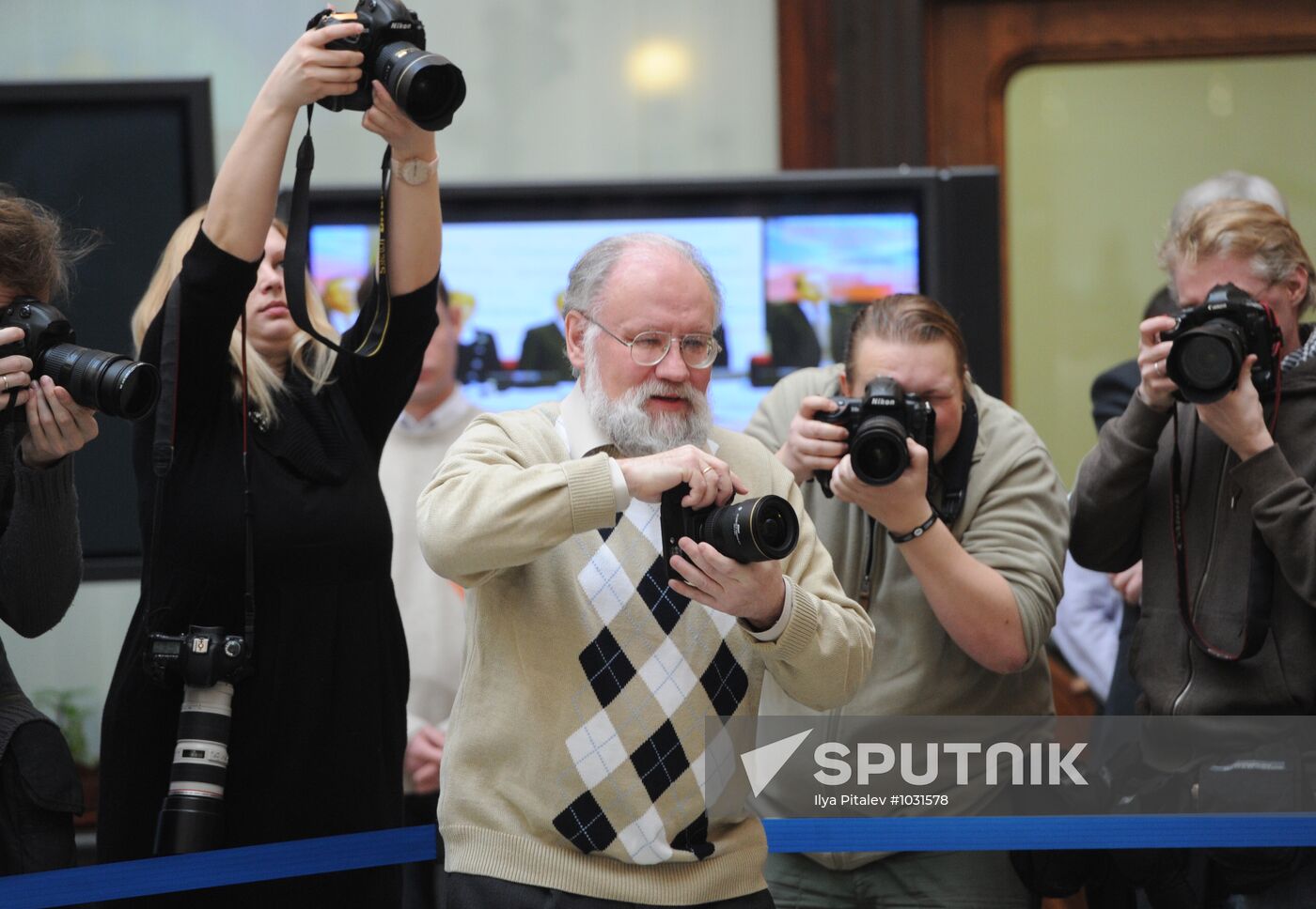 Electoral Board head meets mainstream media photographers