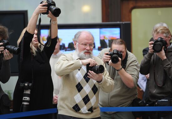 Electoral Board head meets mainstream media photographers