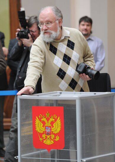 Electoral Board head meets mainstream media photographers