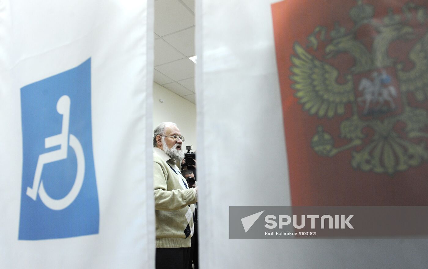 Electoral Board head meets mainstream media photographers
