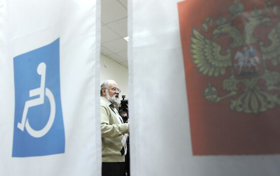 Electoral Board head meets mainstream media photographers