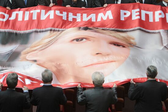 Ukrainian parliamentary opposition disrupts Yanukovich's speech