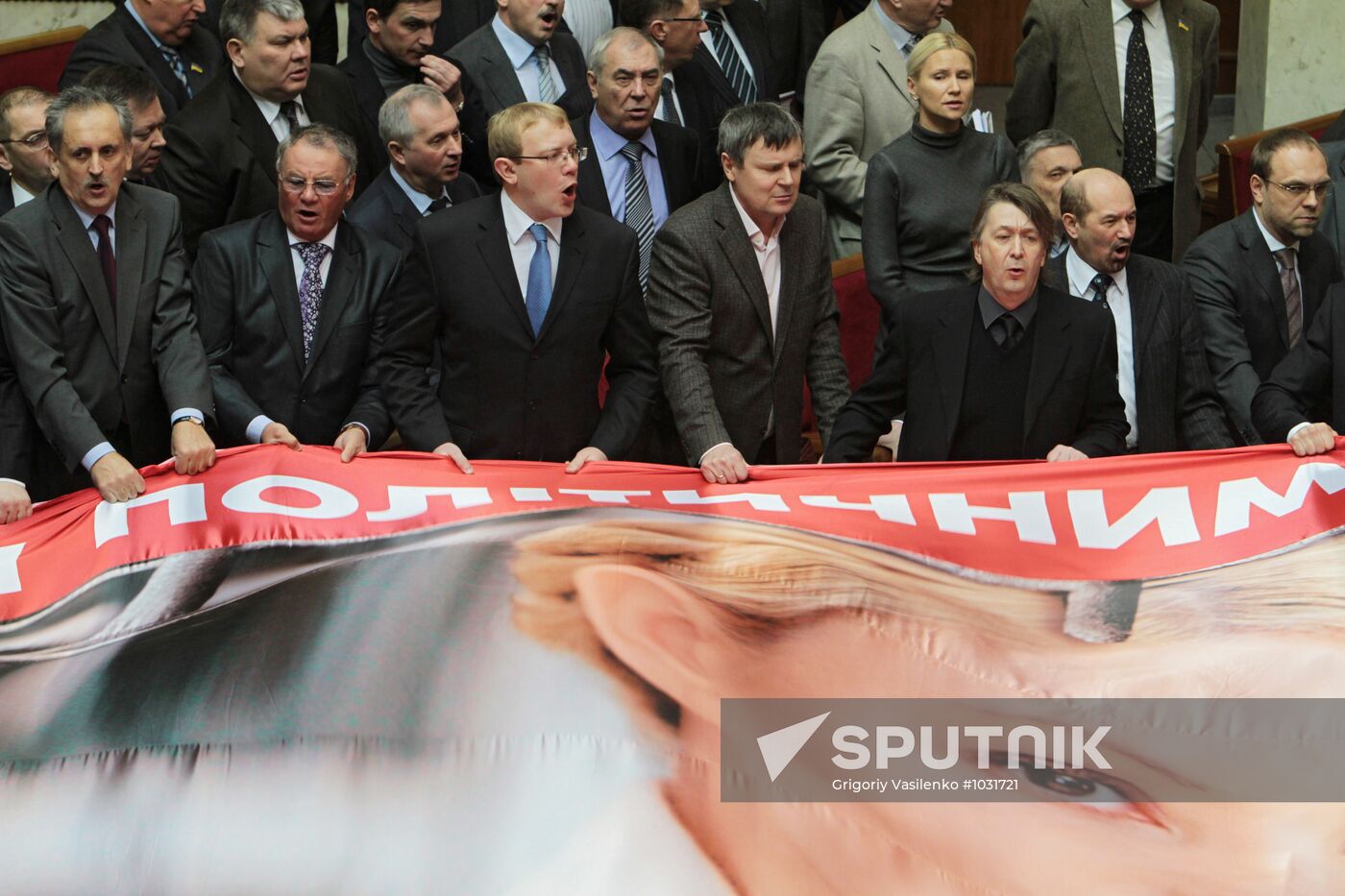 Ukrainian parliamentary opposition disrupts Yanukovich's speech