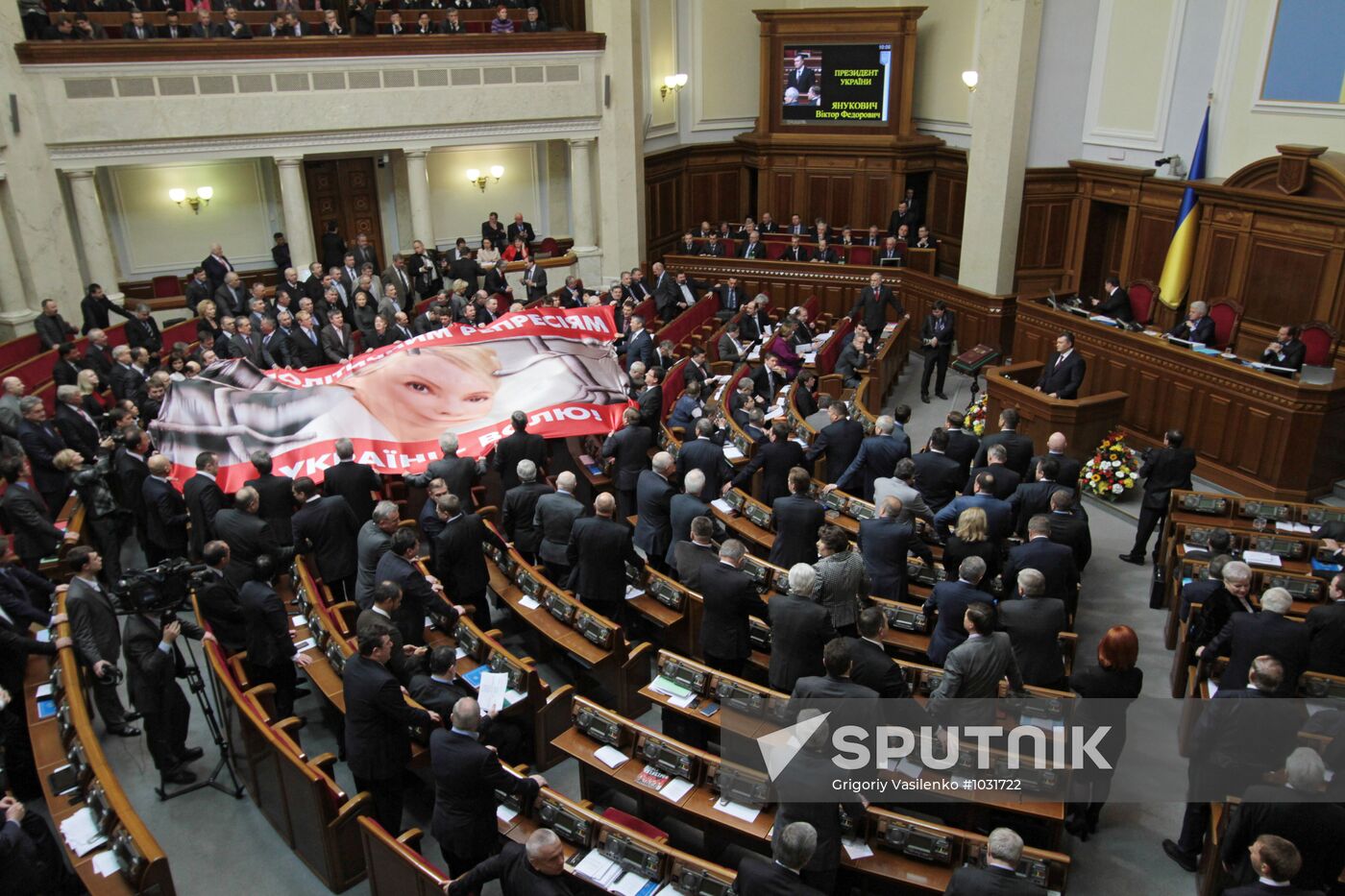 Ukrainian parliamentary opposition disrupts Yanukovich's speech