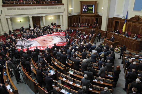 Ukrainian parliamentary opposition disrupts Yanukovich's speech