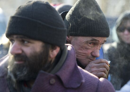 Distributing food to the homeless